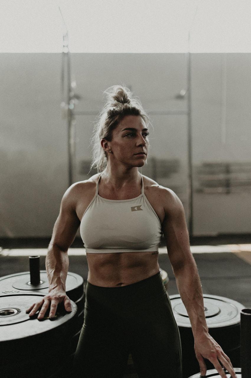 Bruna Lipinski apoiada em anilhas no box